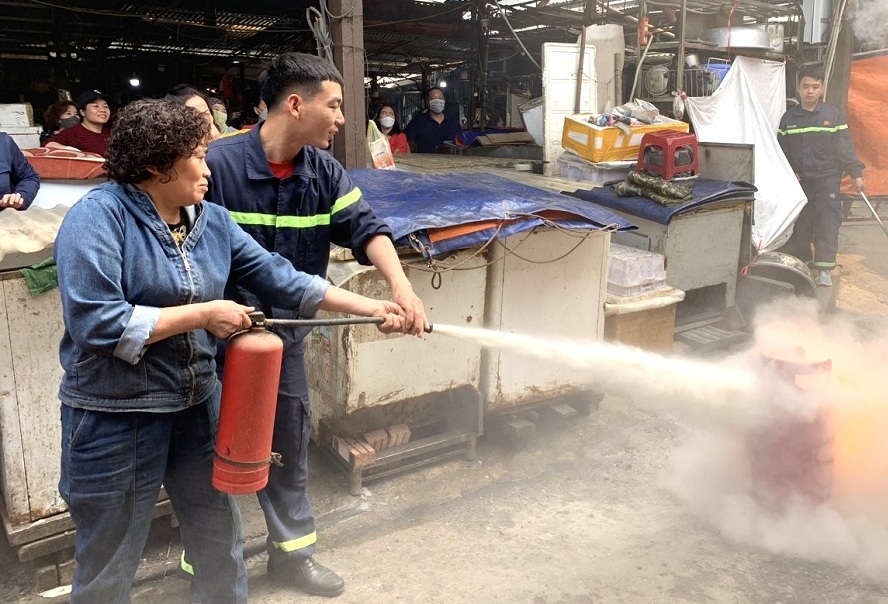 Tập huấn kỹ năng PCCC & CNCH cho các hộ kinh doanh tại chợ An Dương (quận Lê Chân)